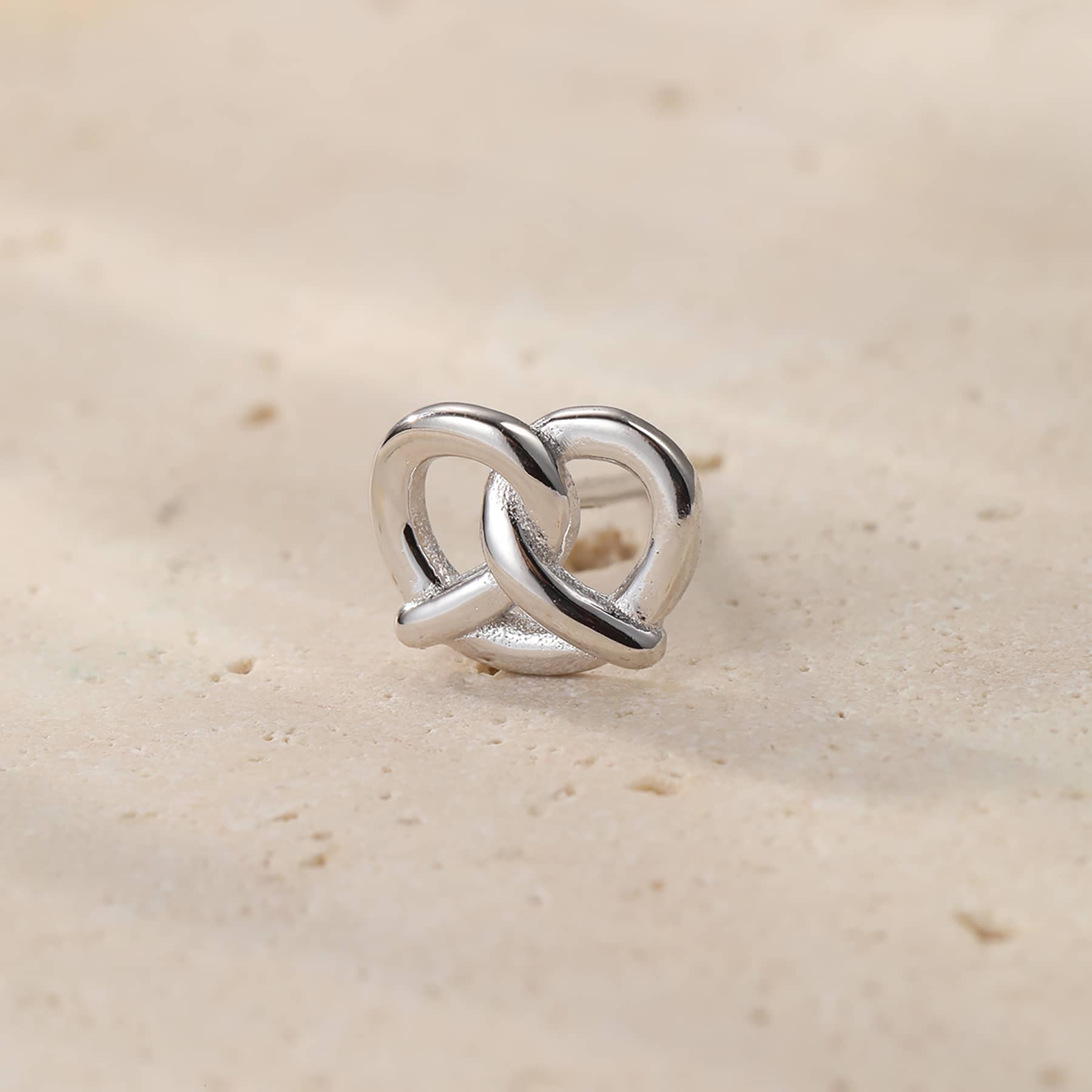 Pendiente de Botón Pretzel Plata de Ley 925